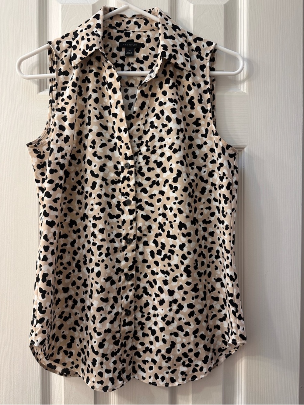 Ann Taylor Sleeveless Button-Front Animal Print Blouse - Black on Cream Size XS